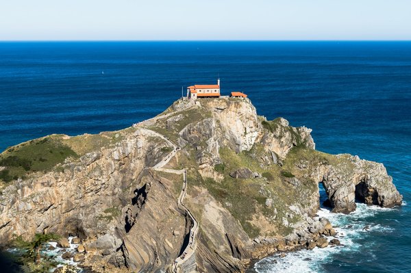Quel rôle joue la communication dans la promotion du tourisme au pays basque ?